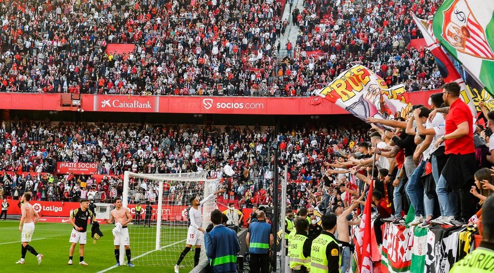 Los jugadores del Sevilla celebran con sus aficionados un triunfo en el estadio Ramón Sánchez Pizjuán. EFE/Raúl Caro.
