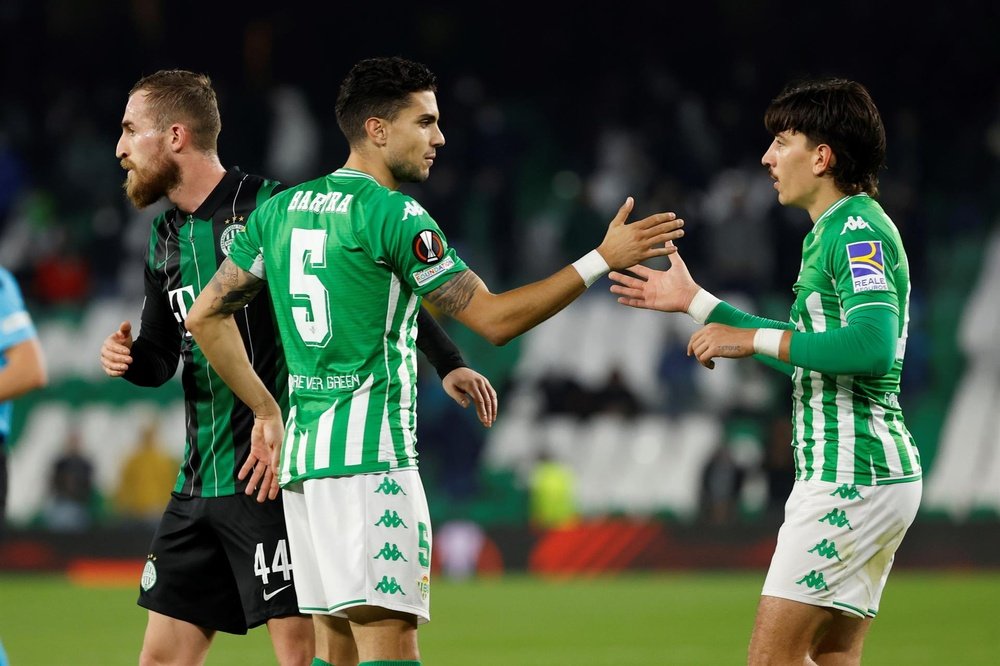 Los jugadores del Betis, Marc Bartra (2i) y Héctor Bellerín, en una imagen de archivo. EFE / Julio Muñoz.