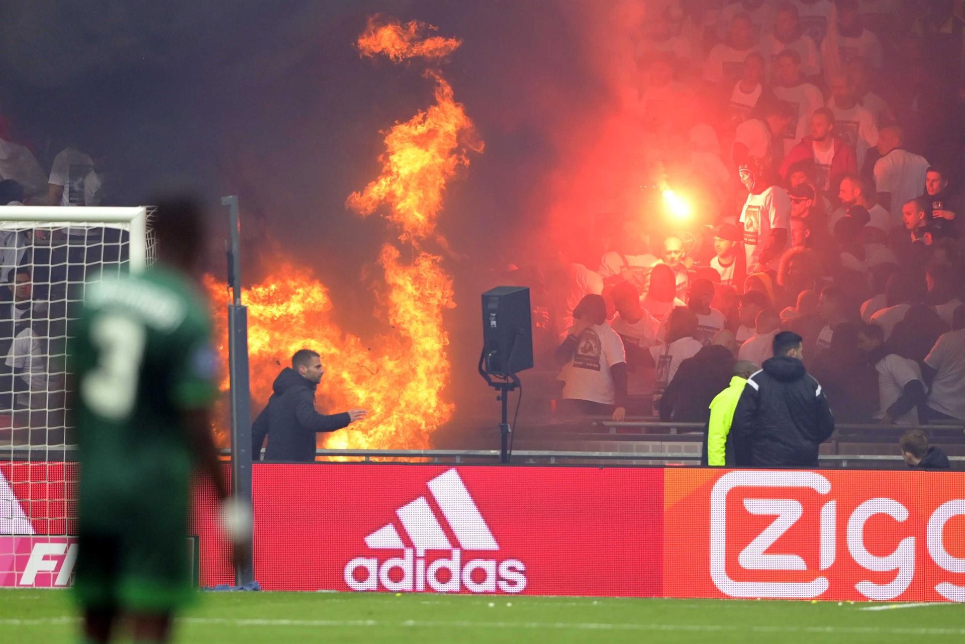 El Ajax-Feyenoord se retrasó por un gran incendio en la grada