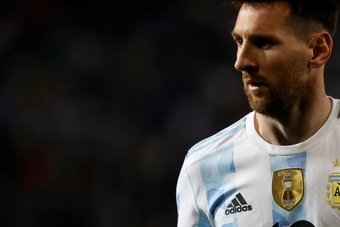 Chichizola confesó la preferencia de Messi entre River y Boca. EFE