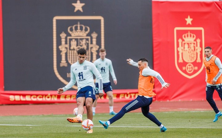 Com problema no ombro, Raúl de Tomás é cortado da Seleção da Espanha