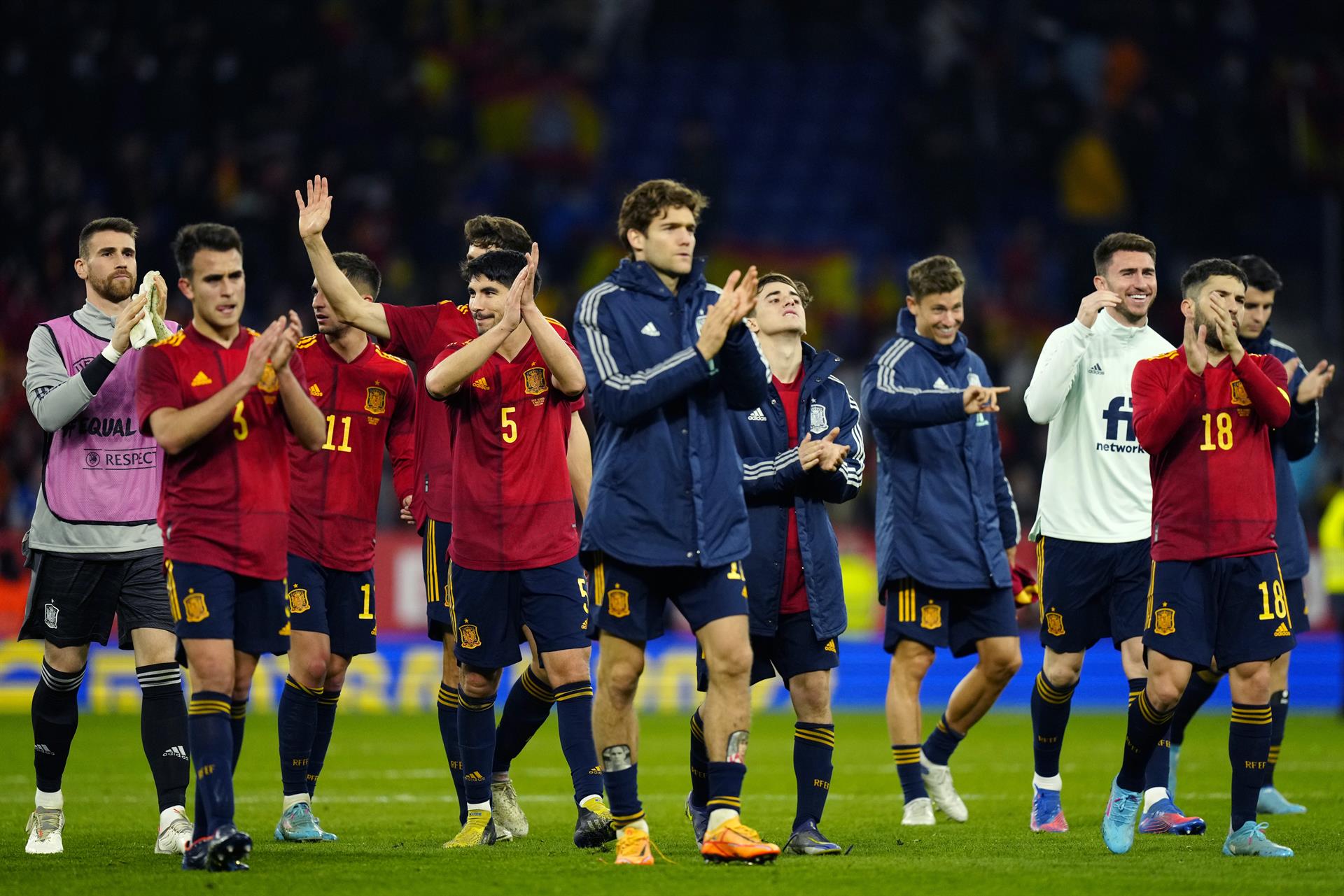 Jugadores de la Selección de España aplauden al público