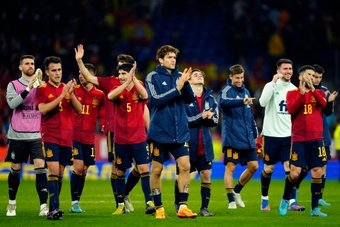 Los jugadores de la selección española saludan tras el partido amistoso que España.EFE