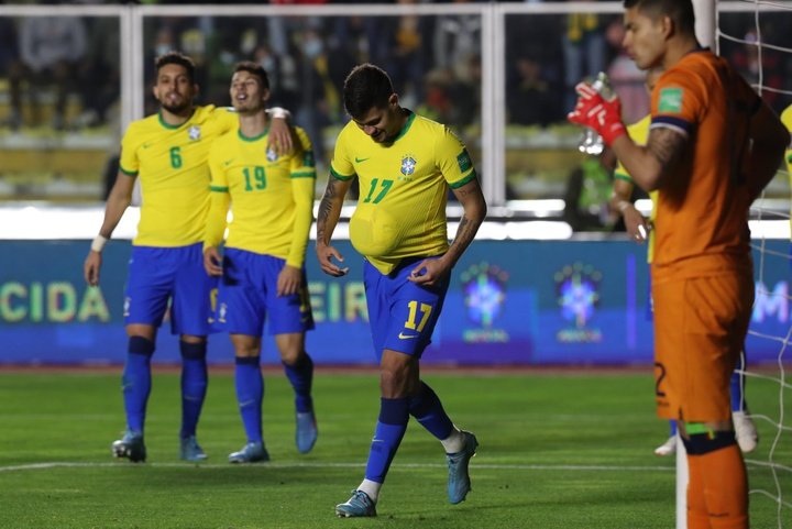 Bruno Guimarães (c) de Brasil celebra un gol hoy, en un partido.EFE