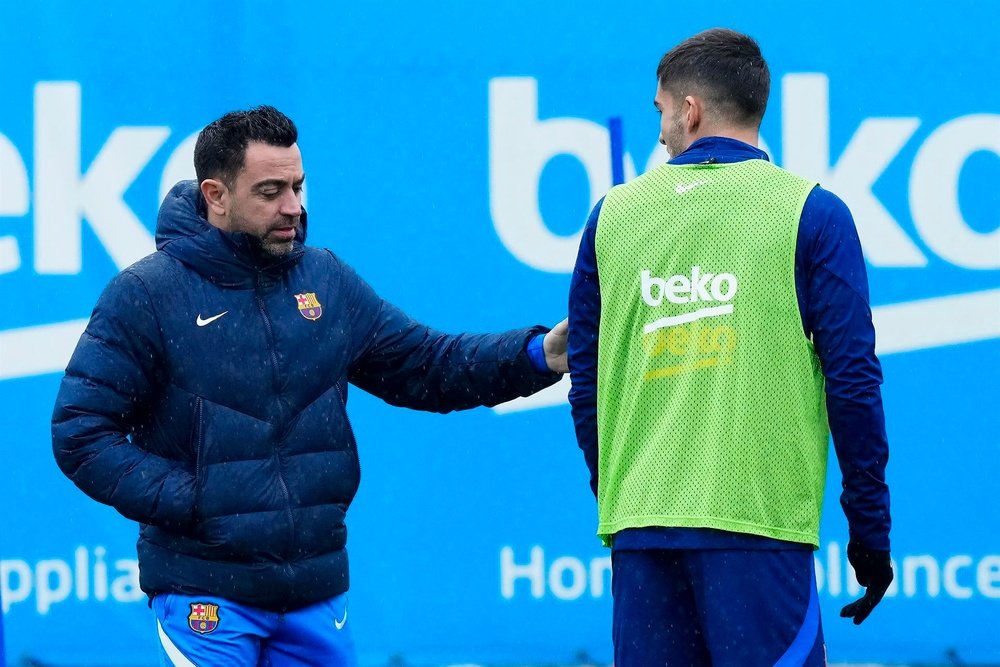 El entrenador del FC Barcelona, Xavi Hernández (i), en una imagen de archivo. EFE