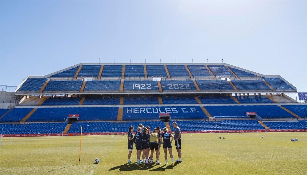 Los cinco estadios que albergarán el 'play off' y el 'play out' en Segunda RFEF. EFE