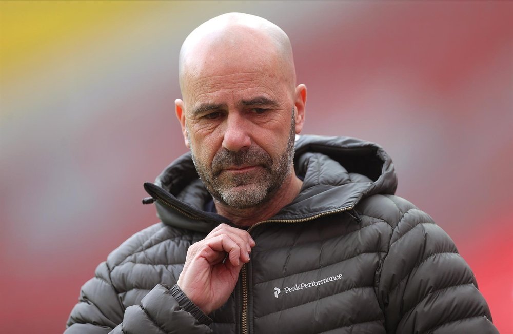 Peter Bosz se unió a la larga lista dirigir al Wolves. EFE
