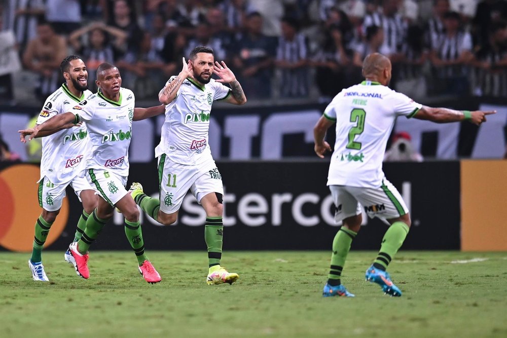 America Mineiro arrasa a Botafogo y mete la cabeza en cuartos. EFE