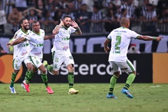 América Mineiro se la devolvió a Atlético Mineiro. EFE