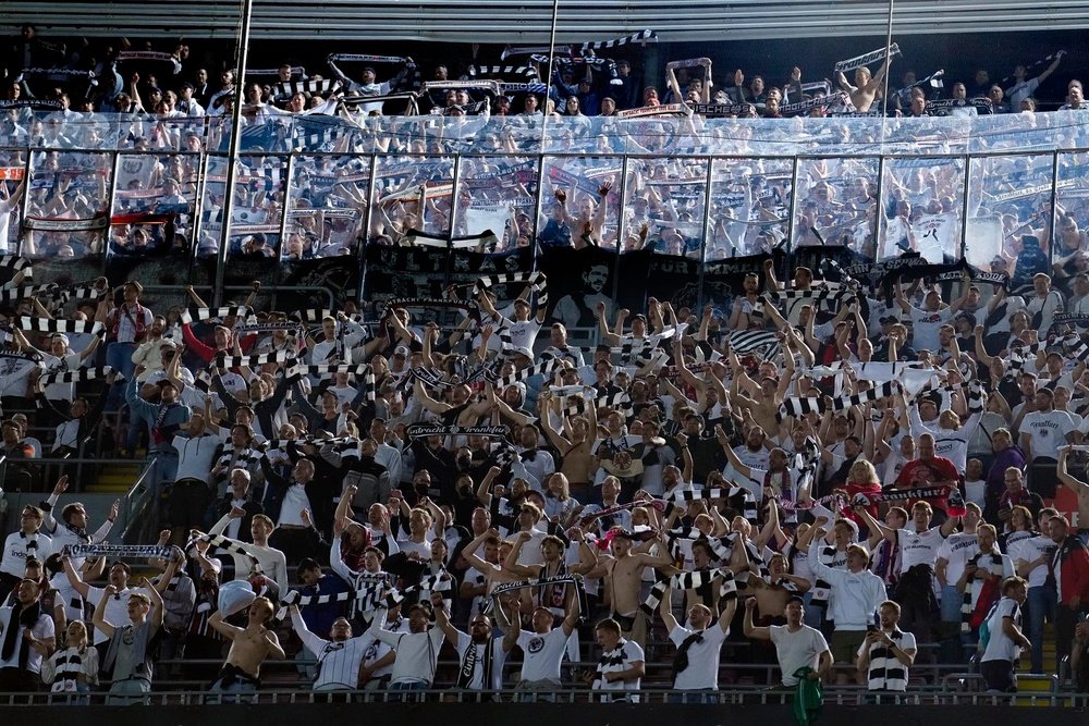 El Camp Nou se llenó de aficionados del Eintracht. EFE
