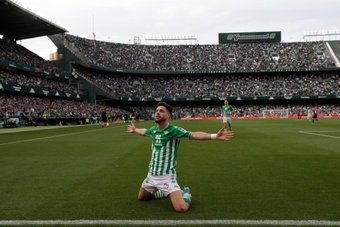 Álex Moreno se mostró muy satisfecho en el Betis. EFE/Julio Muñoz