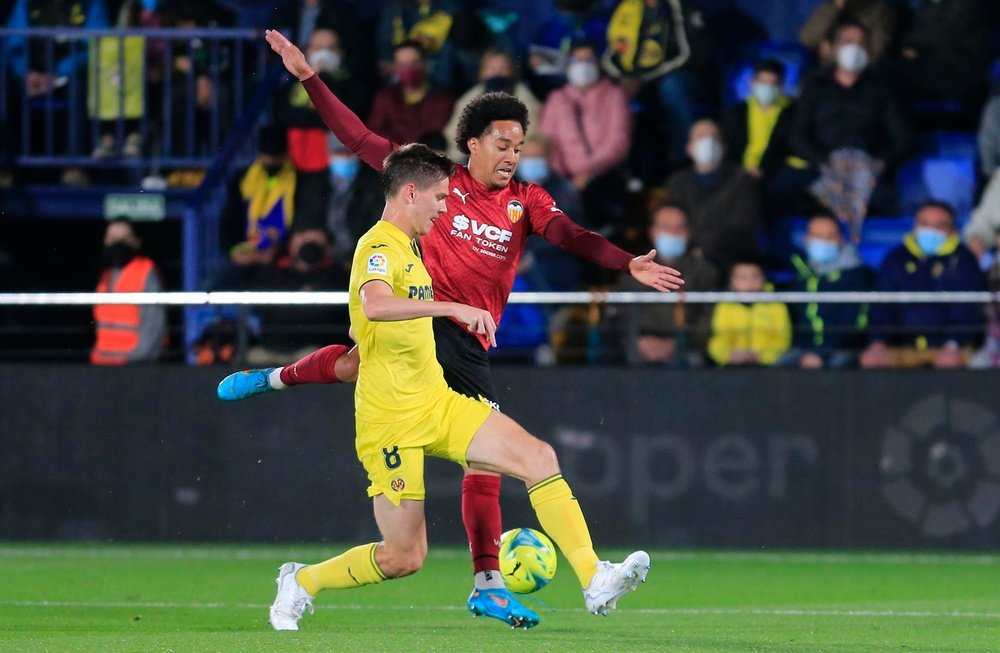 Villarreal refuse to lower Foyth's asking price. EFE