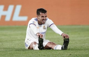 El centrocampista del Real Madrid, Dani Ceballos, se duele durante el encuentro frente a Osasuna. EFE / Jesús Diges