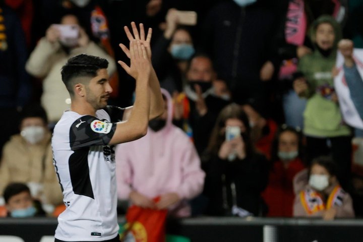 Carlos Soler decides to renew his contract with Valencia