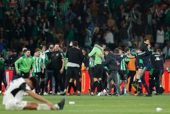 Los jugadores del Betis celebran la victoria del equipo andaluz en la final de la Copa del Rey tras derrotar en la tanda de penaltis al Valencia en el encuentro que han disputado en el estadio de La Cartuja, en Sevilla. EFE /Julio Muñoz.