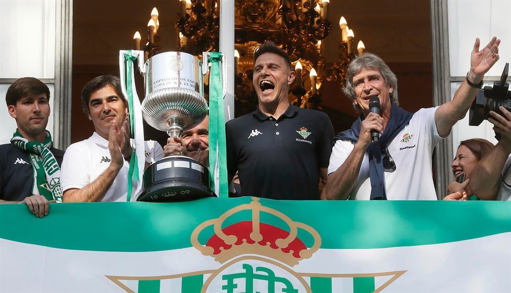 El capitan del Betis, Joaquín (2d), el técnico chileno Manuel Pellegrini (d) y el presidente Ángel Haro, ofrecen desde el balcón del ayuntamiento de Sevilla el trofeo conseguido en la final de la Copa del Rey disputada ayer sábado frente al Valencia. EFE / Jose Manuel Vidal.