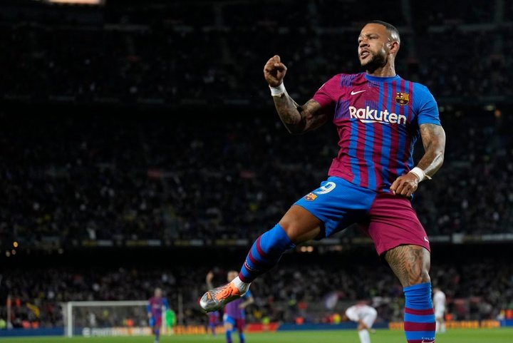O atacante do Barcelona, Memphis Depay celebra gol durante partida da Liga.EFE