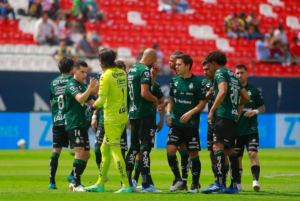 Un 4-0 le endosó Santos Laguna a Cruz Azul. EFE