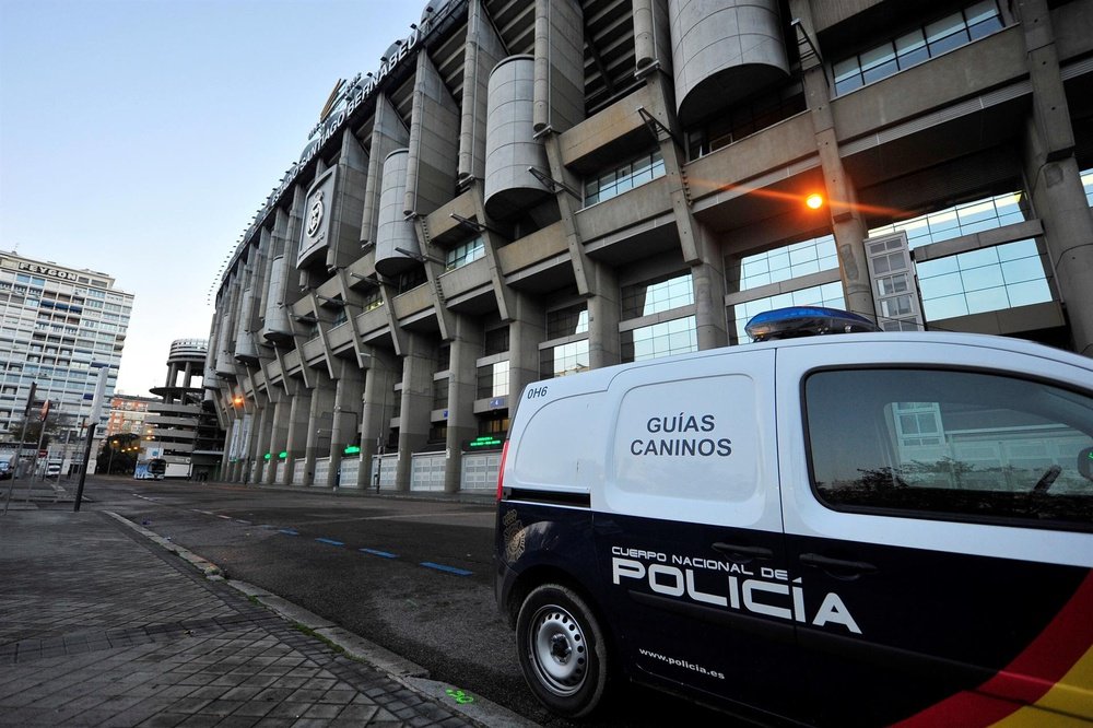 Policías de Madrid evitaron una pelea entre ultras del Atlético y del Sevilla. EFE