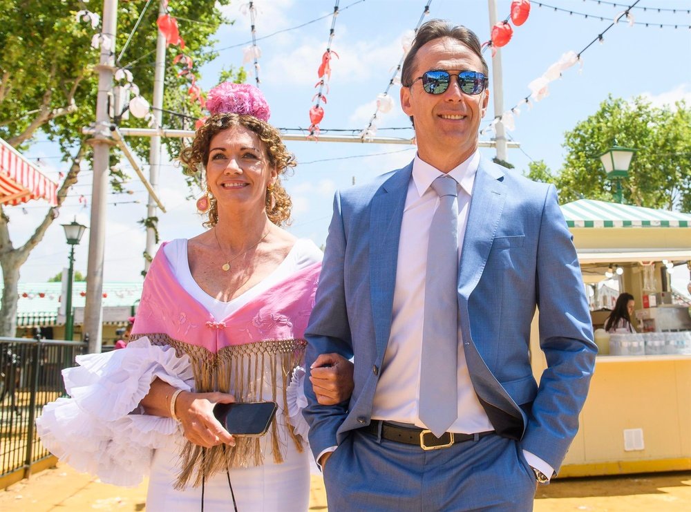 El entrenador del Sevilla FC, Julen Lopetegui, dando un paseo en un paseo por la Feria de Sevilla. EFE/ Raúl Caro.