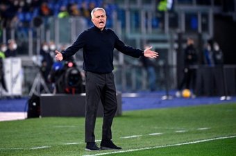 Mourinho volvió a atizar a los árbitros. EFE