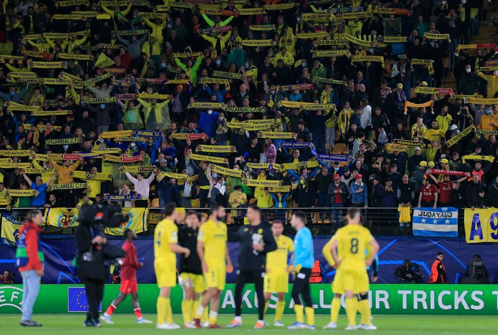 Varios jugadores del Villarreal, tocados tras el partido ante el Liverpool. EFE