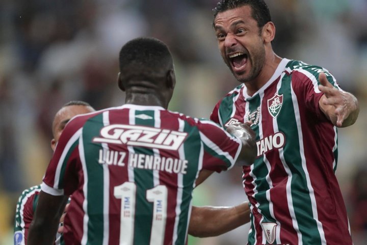 Luiz Henrique (d) de Fluminense celebra una anotación ante Junior, este 4 de mayo de 2022. EFE