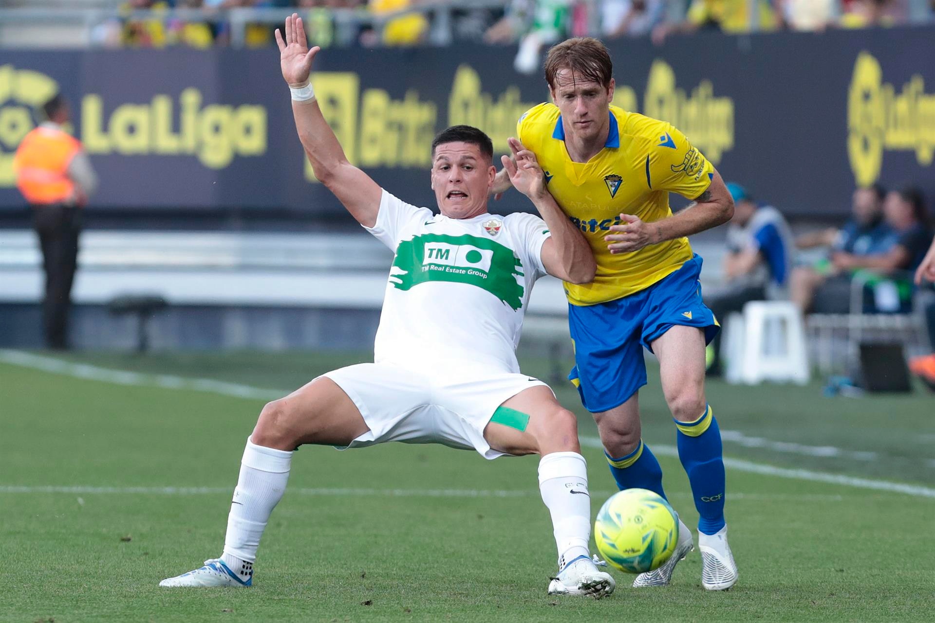 El Elche no valora la petición del Cádiz de parar la Liga