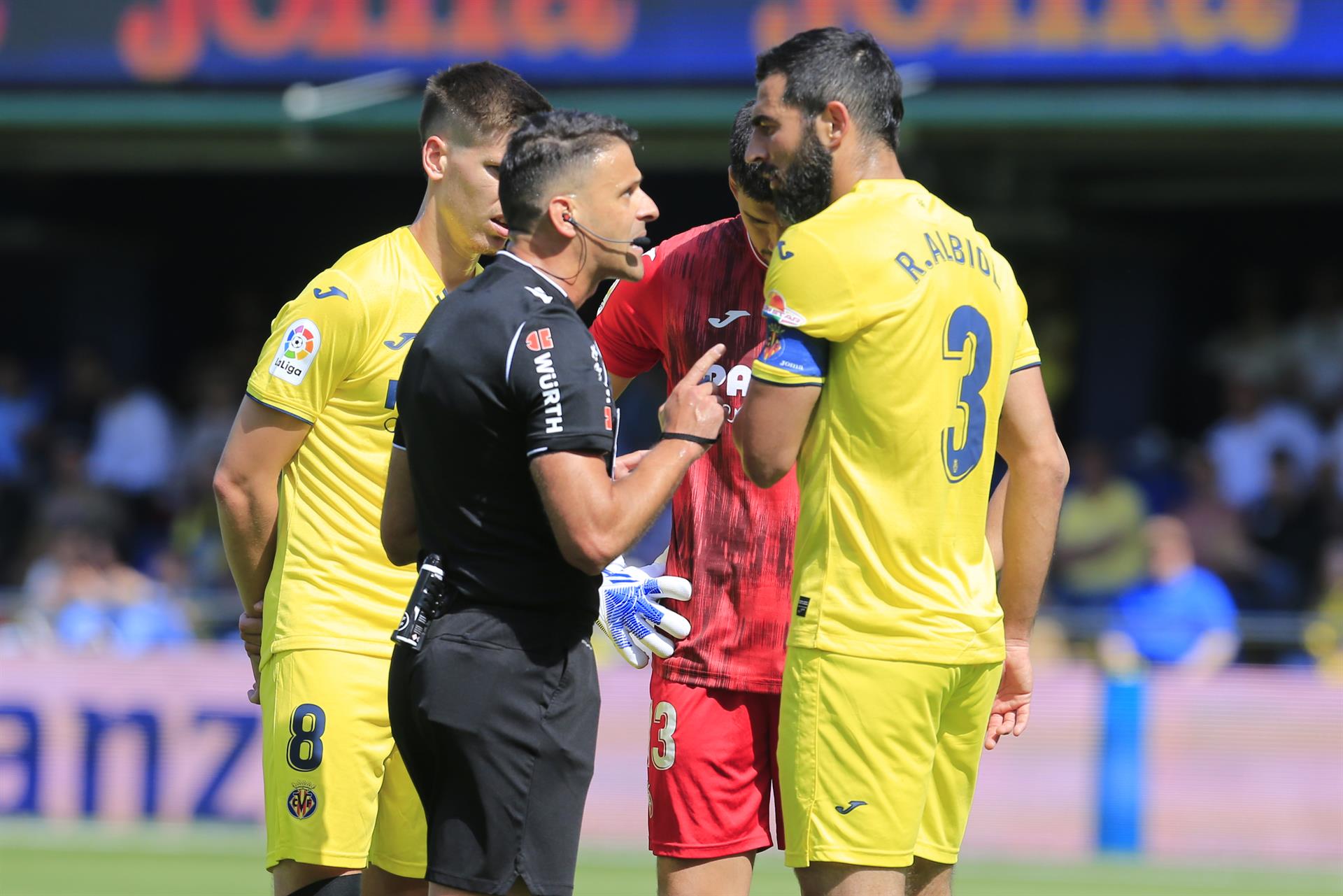Albiol y Gil Manzano hablan durante un partido