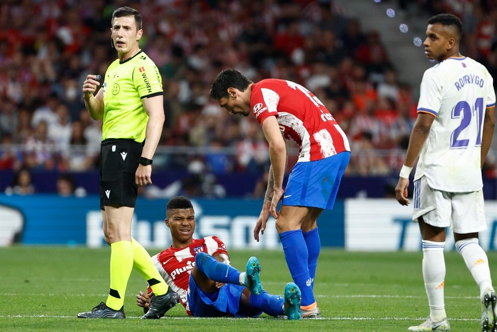 Reinildo is not injured. EFE