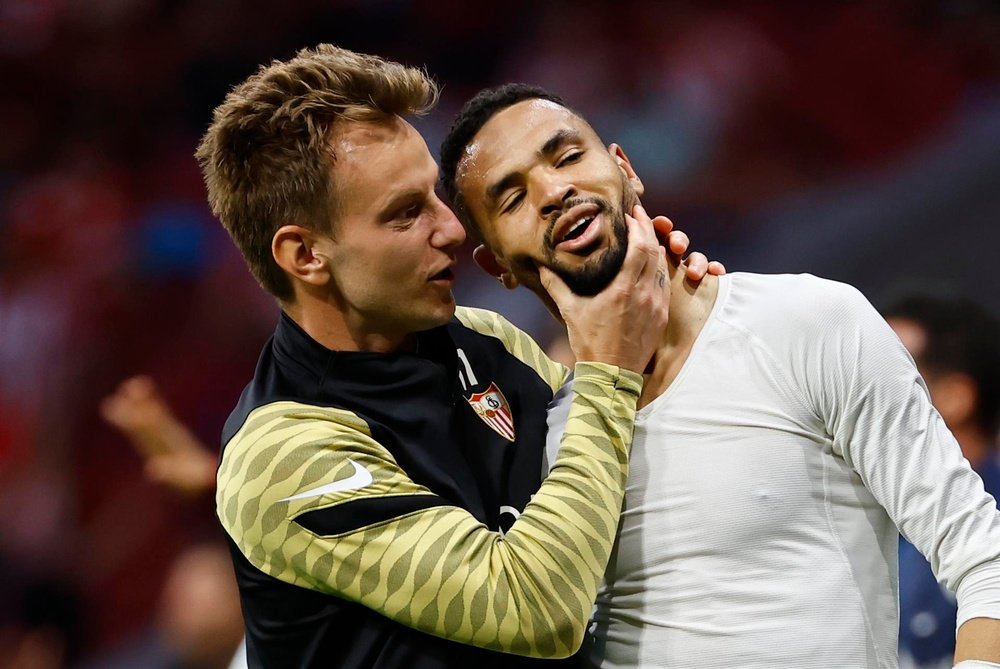 El delantero marroquí del Sevilla Youssef En-Nesyri celebra con su compañero Ivan Rakitic (i) el gol marcado al Atlético de Madrid durante el partido correspondiente a la jornada 37 de primera división disputado en el estadio Wanda Metropolitano, en Madrid. EFE /Sergio Pérez