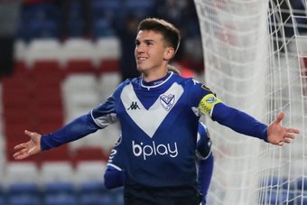 Velez President Sergio Rapisarda spoke to ¡Velez 670 Radio' and openly claimed that Pep Guardiola called Maximo Perrone three separate times. He made it clear that City's offer did not convince him and said they will fight for a fair price.