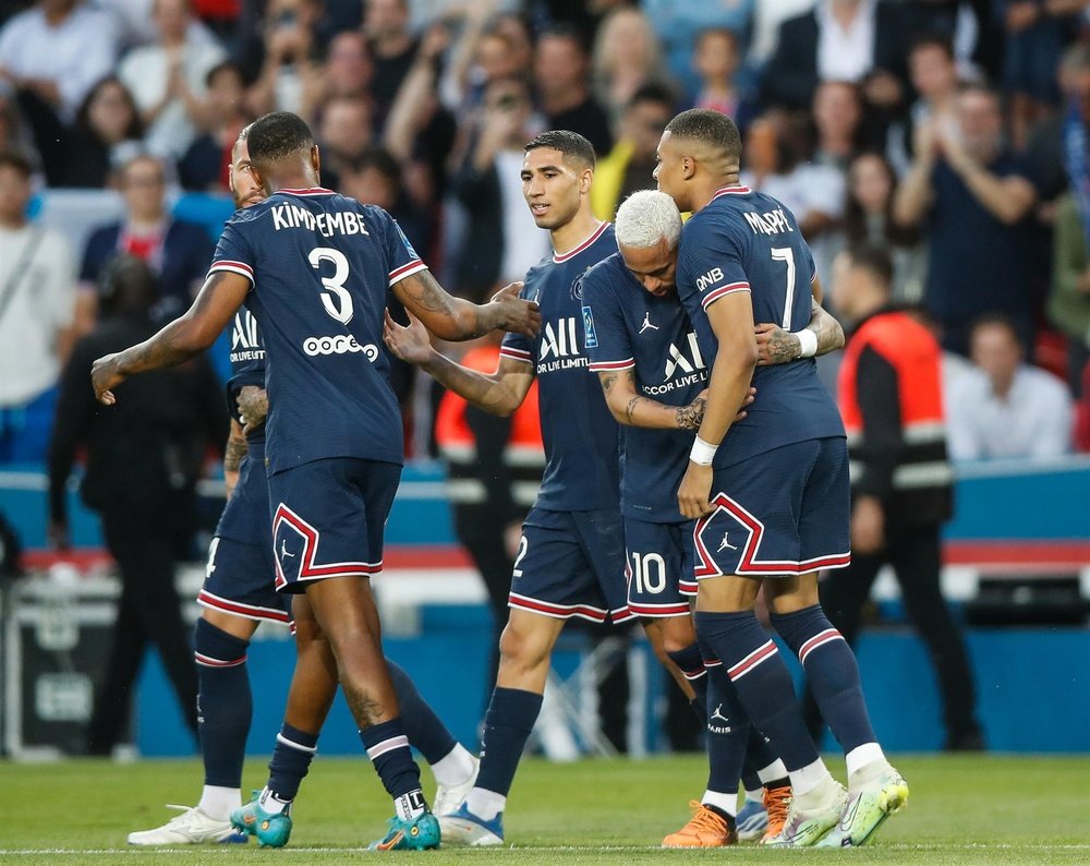 Mbappé anotó un triplete en la noche de su renovación. EFE