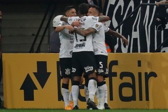 Corinthians ganó por 2-0 a EC Juventude y recuperó el liderato de Brasil, a la espera de lo que haga Palmeiras este domingo, cuando visita a Coritiba.