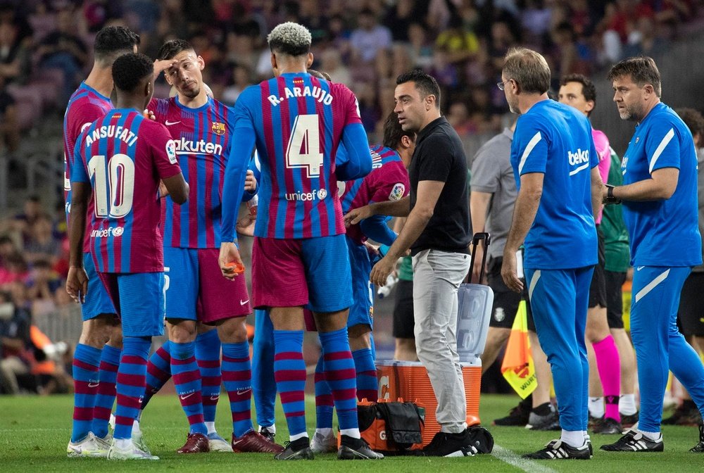 Espanyol 2-2 Barcelona: Chết đuối vớ được cọc