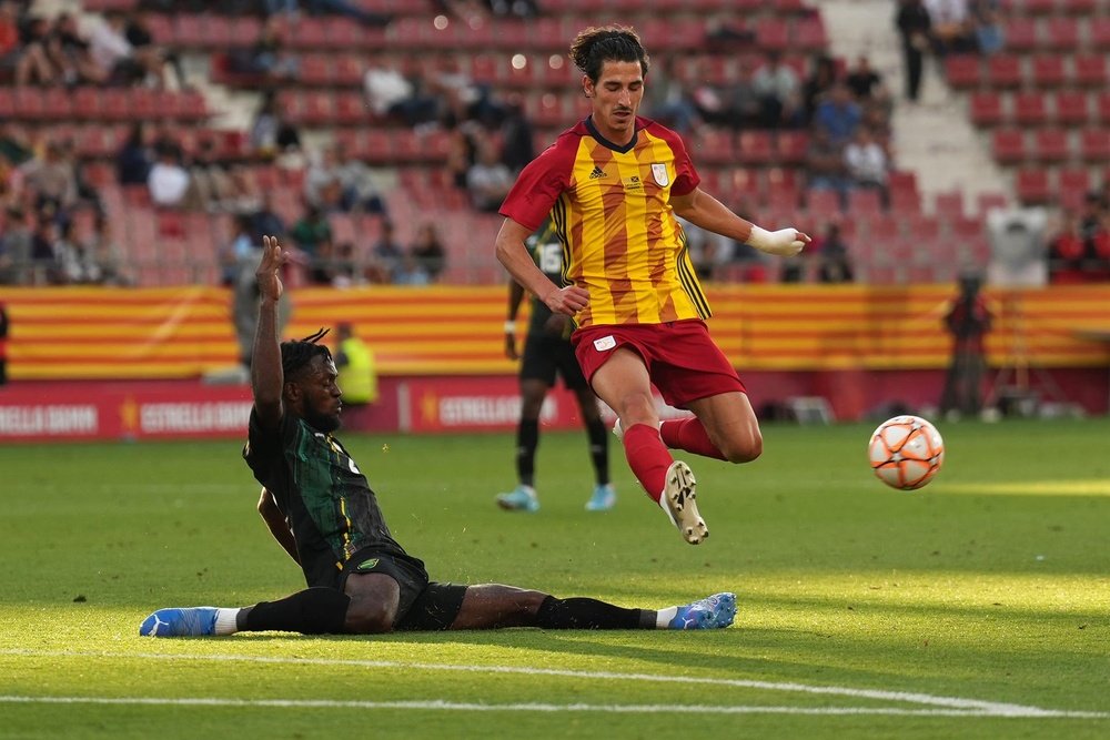 El defensa de la selección catalana Héctor Bellerín (d) controla un balón durante el partido amistoso entre las selecciones de Cataluña y Jamaica, disputado en el estadio municipal de Montilivi en Girona. EFE/David Borrat