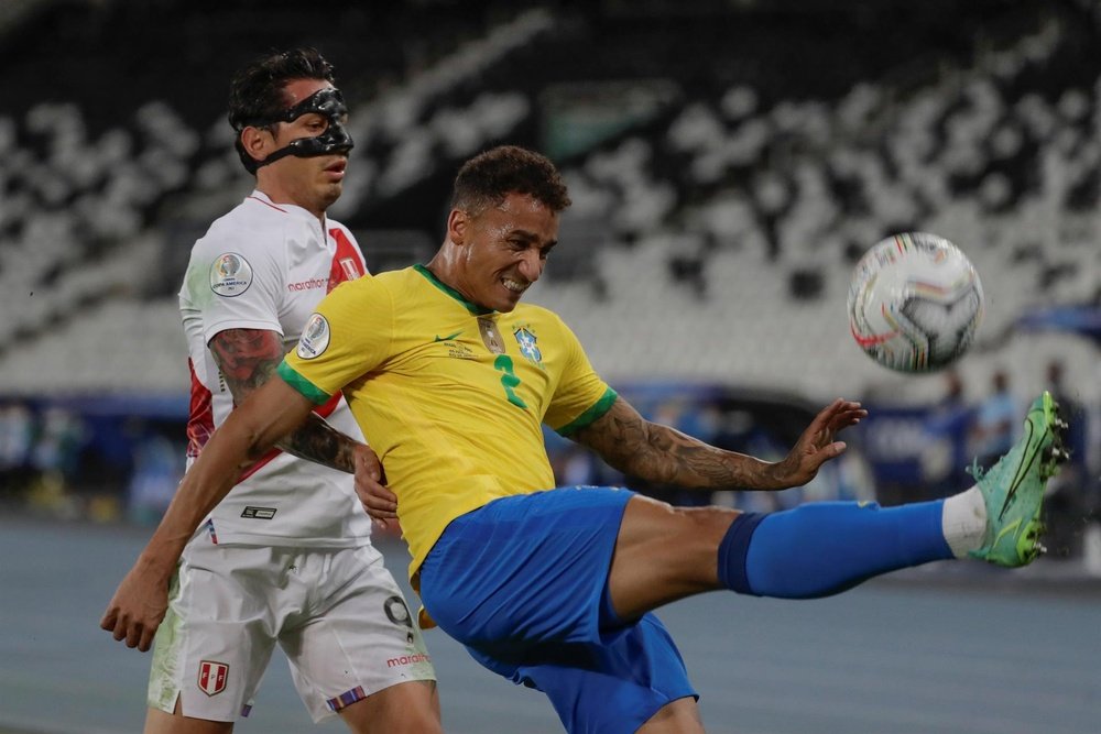 Nueva baja en defensa para Brasil: Emerson sustituye a Danilo. EFE