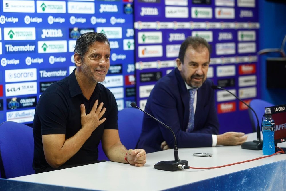 El entrenador del Getafe, Quique Sánchez Flores (i), comparece en una rueda de prensa con motivo de su renovación en el puesto, este viernes en Getafe (Madrid), acompañado por el presidente del club, Ángel Torres Sánchez. EFE/Rodrigo Jiménez