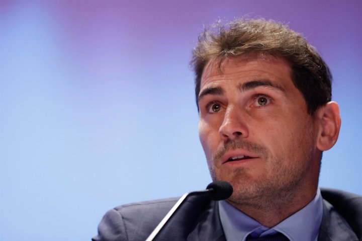 Iker Casillas, rendido aos pés de Courtois