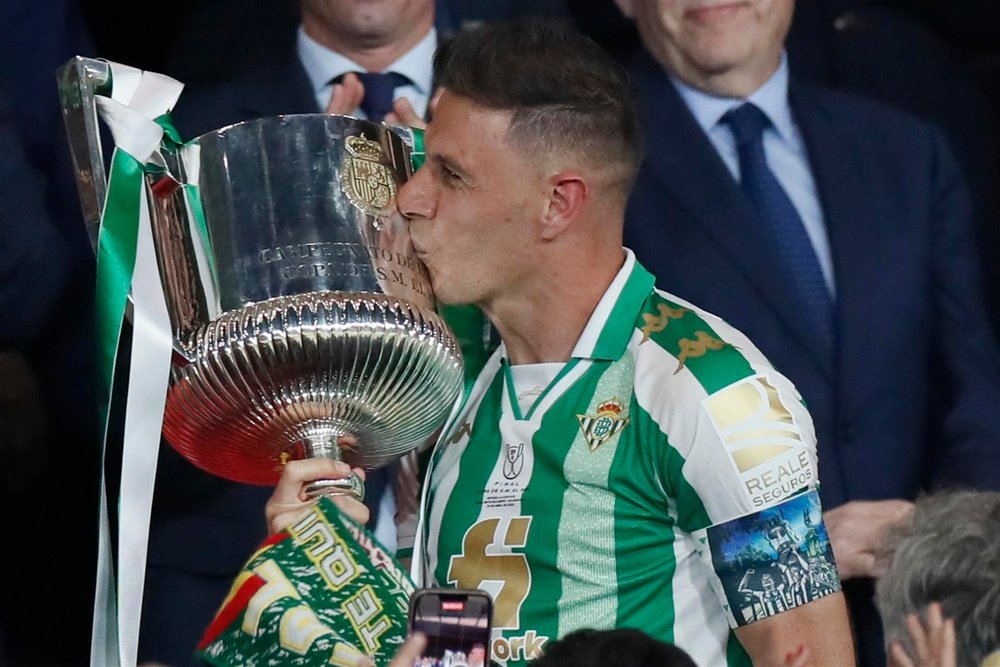 Joaquín Sánchez besa la Copa del Rey, en una imagen de archivo. EFE/José Manuel Vidal