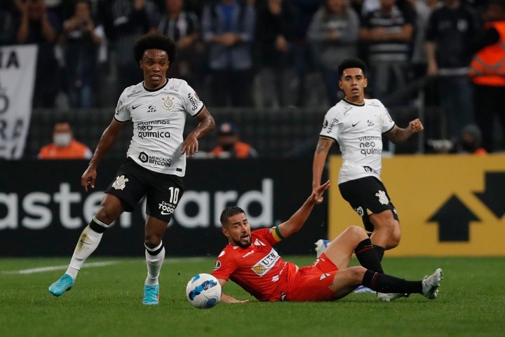 Corinthians le mete presión a Palmeiras
