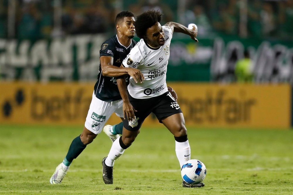 Willian podría volver al fútbol inglés. EFE