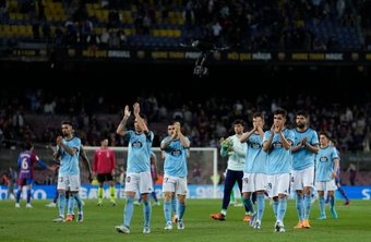 Os jogadores do Celta de Vigo aplaudem aos fãs  em jogo da temporada passada. EFE/Alejandro García