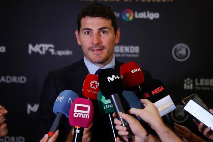 Iker Casillas, lenda do Real Madrid, deu as boas-vindas aos dois novos reforços.EFE