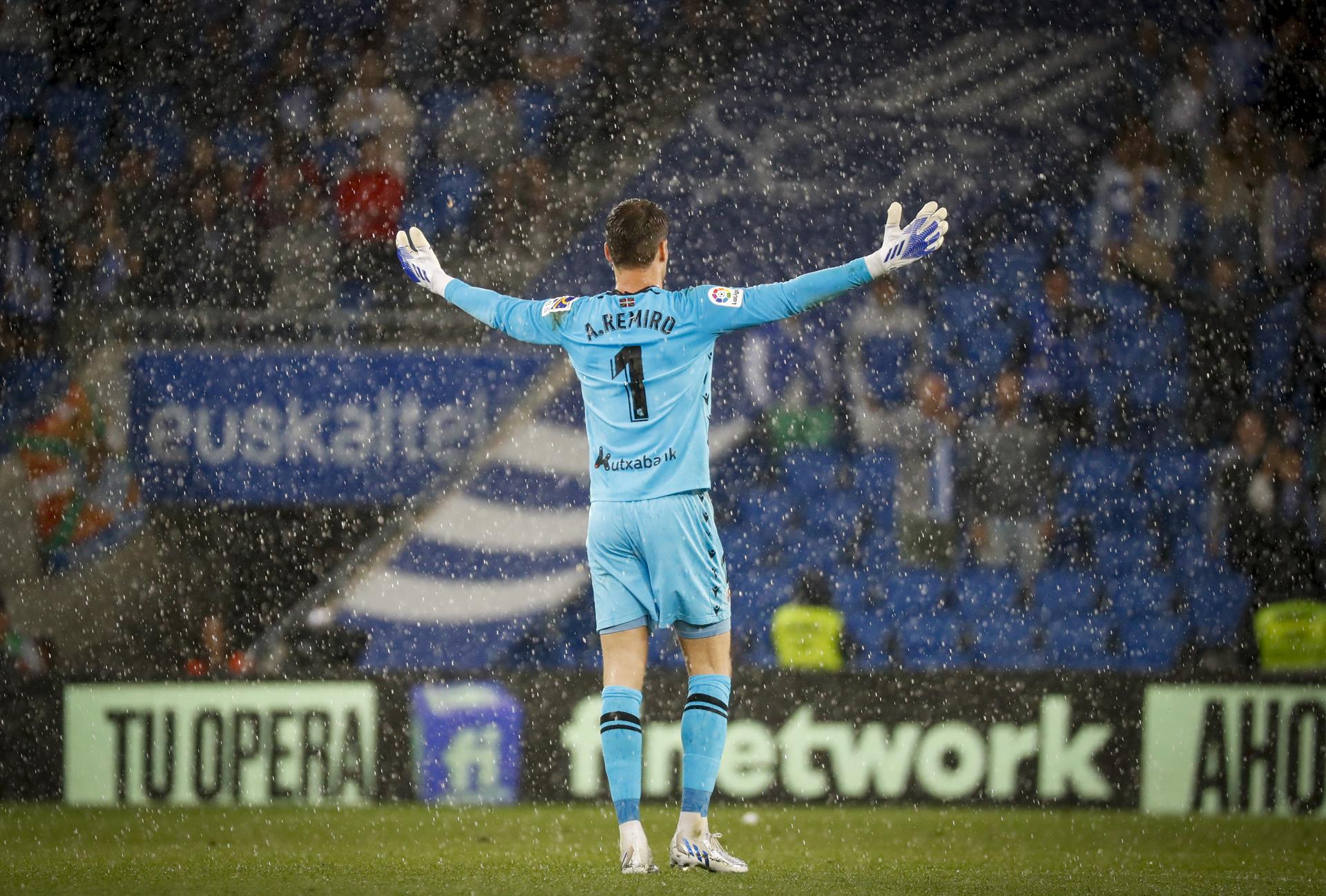 Sociedad Goalkeeper Remiro Asks His Coach To 'take A Freekick' | Flipboard