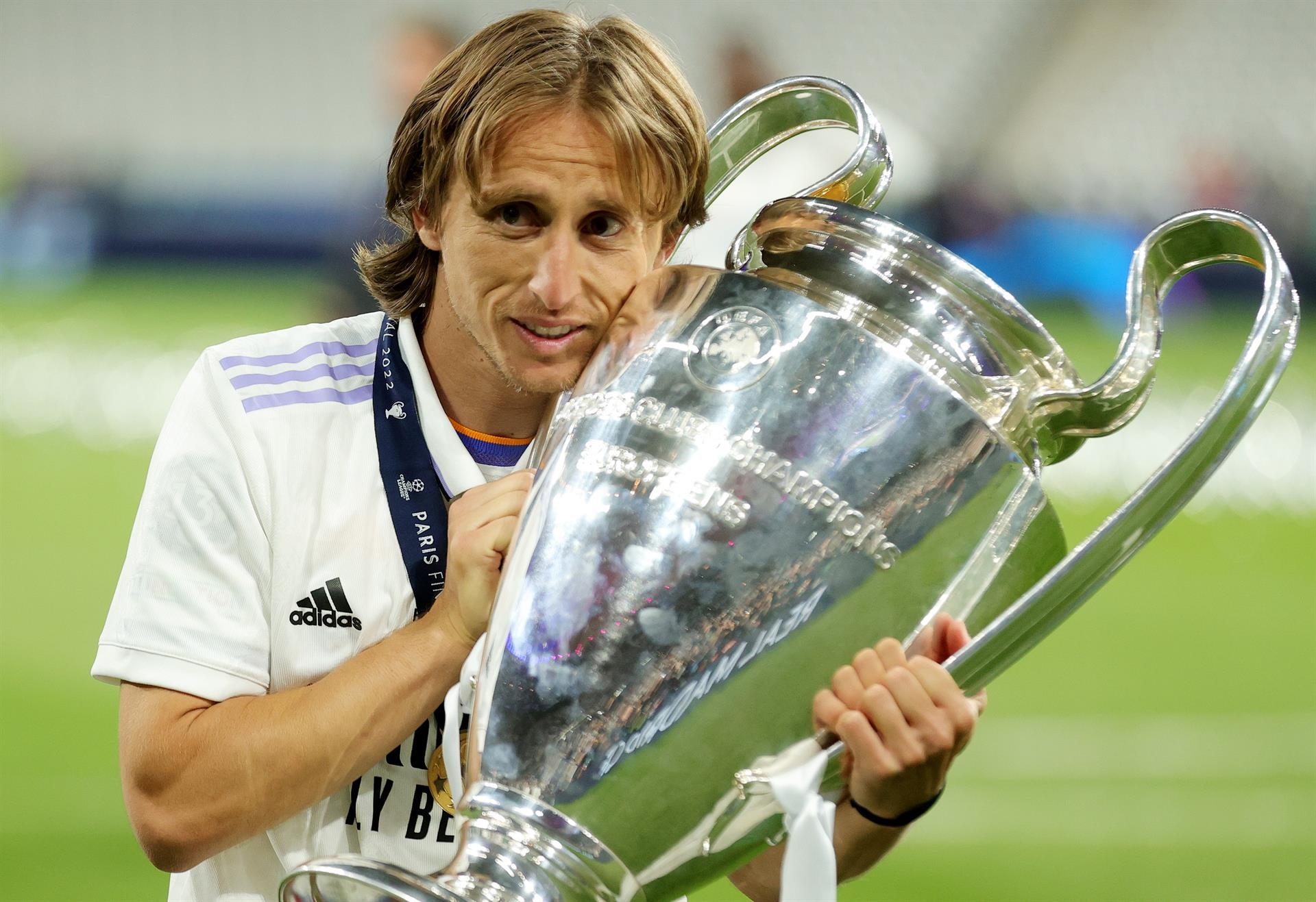 Cristiano Ronaldo, Isco e Ramos prestam homenagem a Modric. EFE