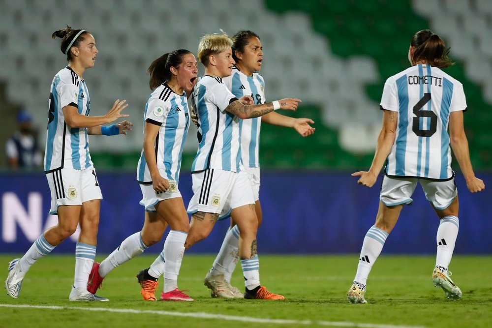 Argentina venció a Uruguay por 5-0. EFE