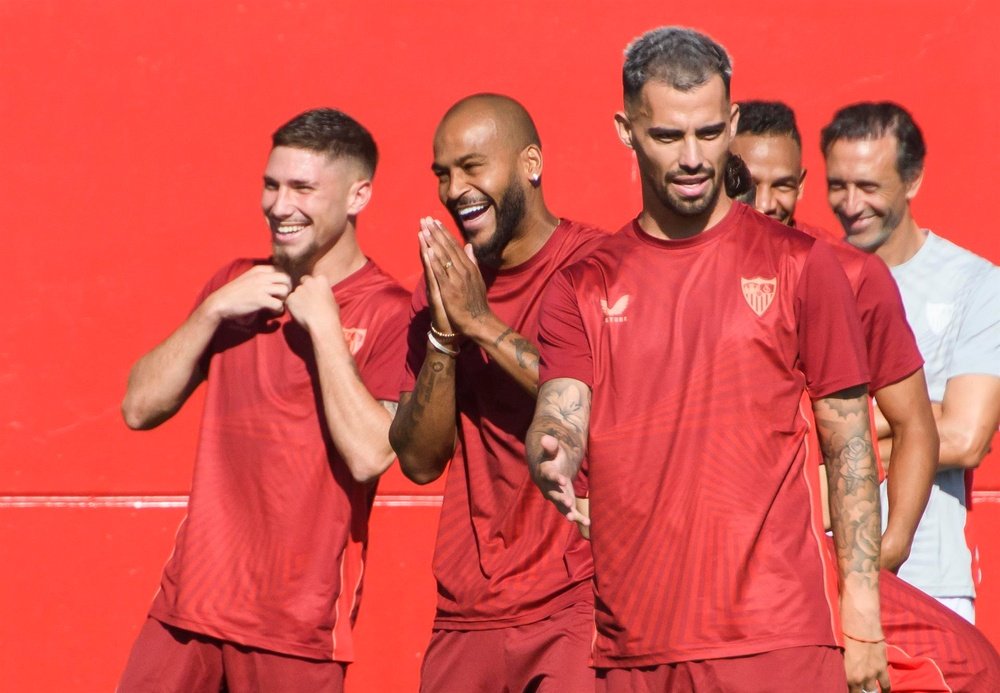 El extremo del Sevilla Jesús Fernández `Suso`, (d), en un reciente entrenamiento EFE/ Raúl Caro.