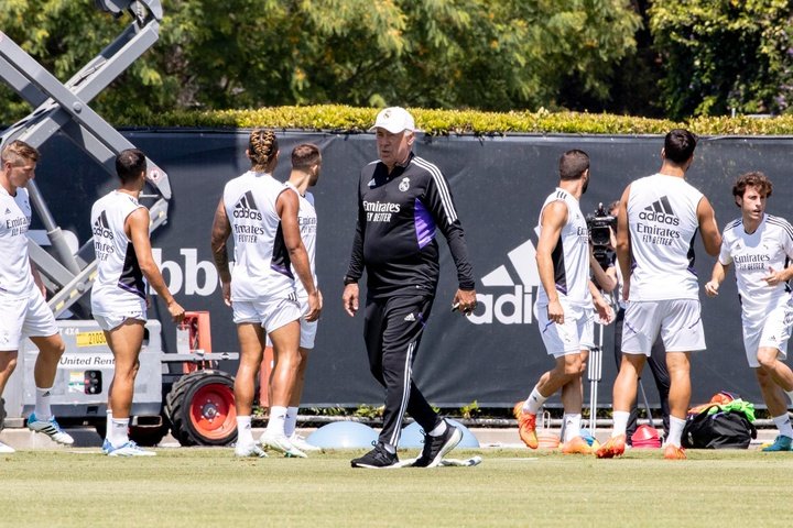 Carlo Ancelotti, técnico do Real Madrid, dirige treino em Los Ángeles(EUA).EFE