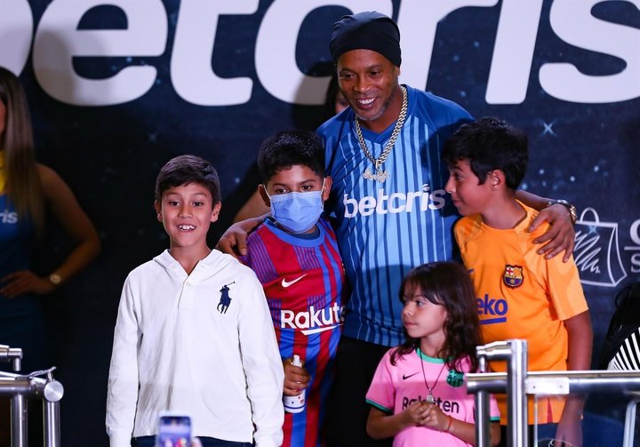 Le fils de Ronaldinho va bel et bien signer au Barça